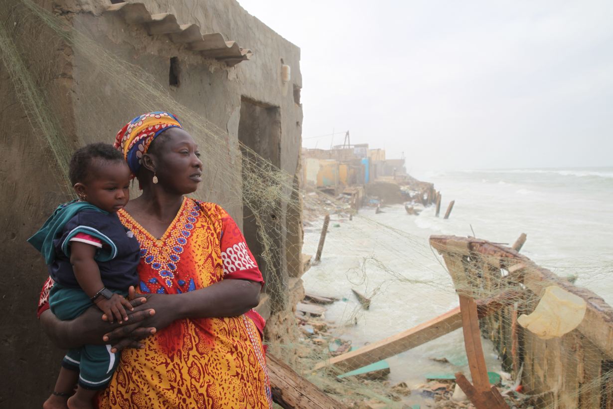 Wallpaper Le Senegal Deplace Des Familles Menacees Par L Erosion Cotiere For iPhone